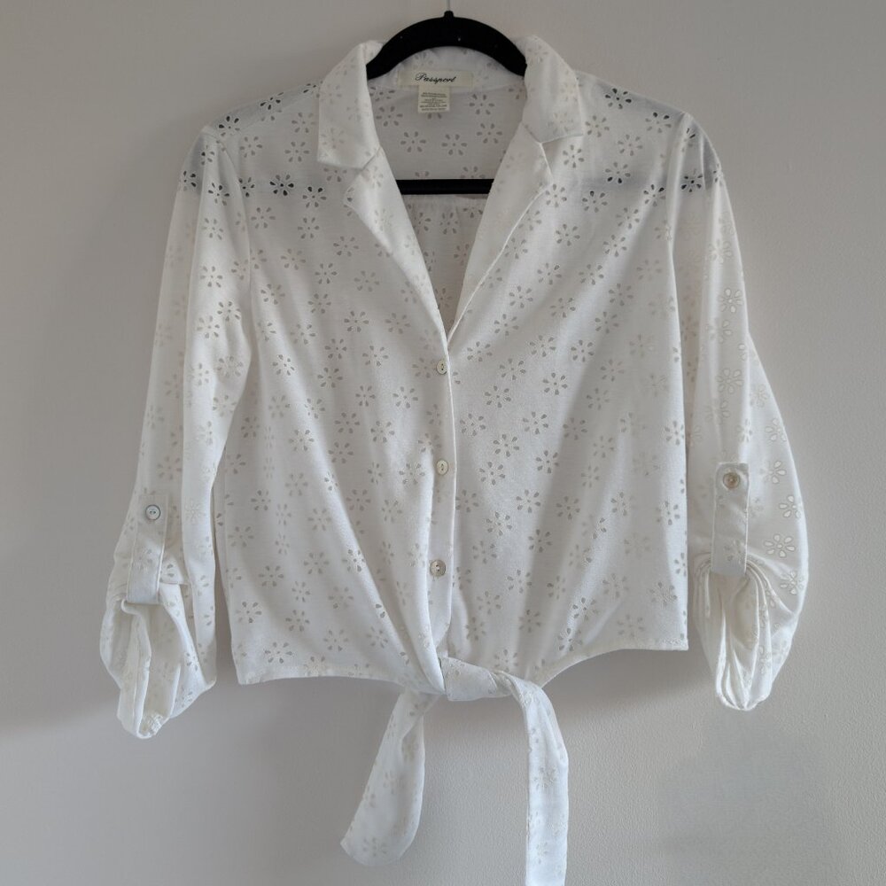 3/$30 White Flower Eyelet knot top